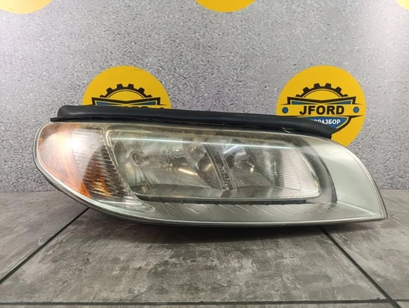 Фара Volvo V70 2008