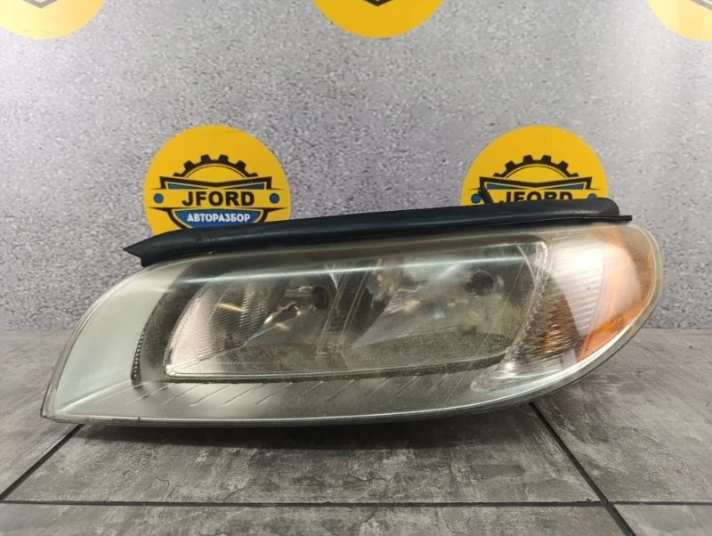 Фара Volvo V70 2008