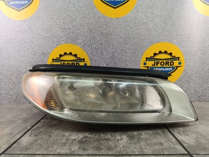 Фара Volvo V70 2008