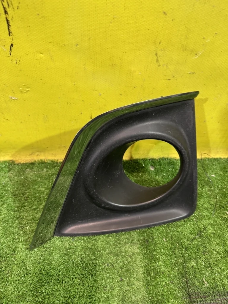 Накладка противотуманной фары  Toyota Corolla E18 2013 8148102400 43233