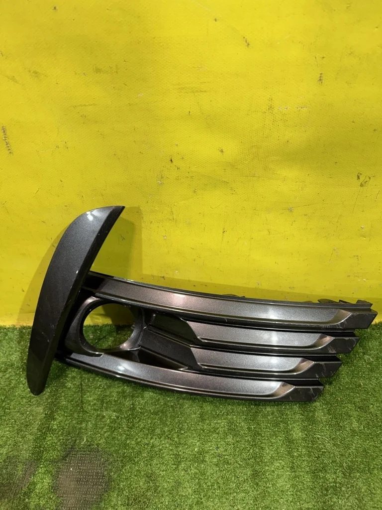 Накладка противотуманной фары  Toyota Corolla E18 2016 8148102630 43236