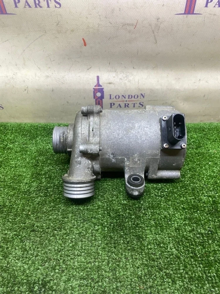 Помпа водяная BMW 320i F30