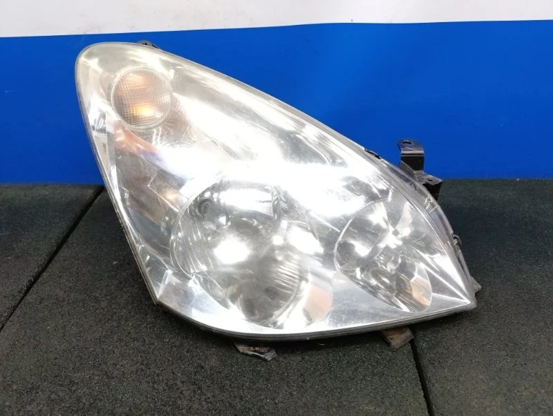 Фара Toyota Corolla Verso 2007 811300F010 AUR10 2.2D 2AD-FTV, правая