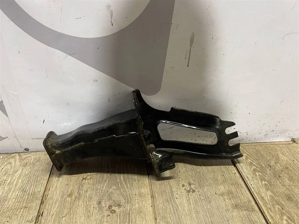 Кронштейн усилителя переднего бампера правый VOLVO XC60 2013-2017