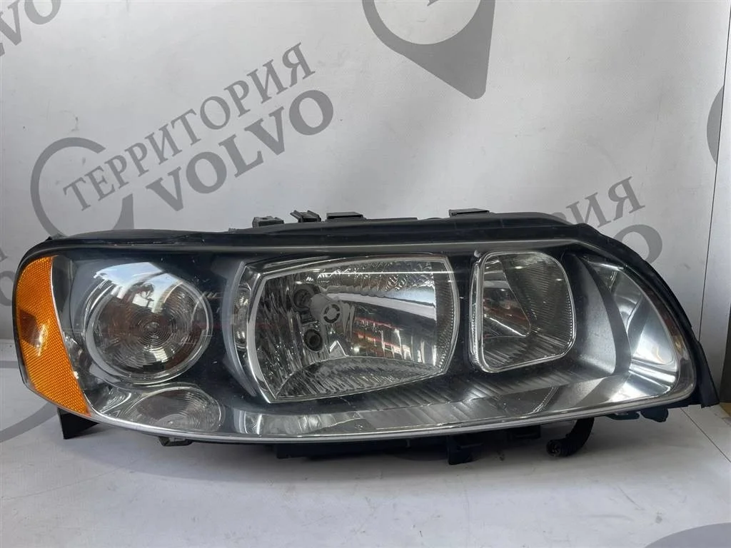 Фара правая галоген VOLVO XC70 2004-2007