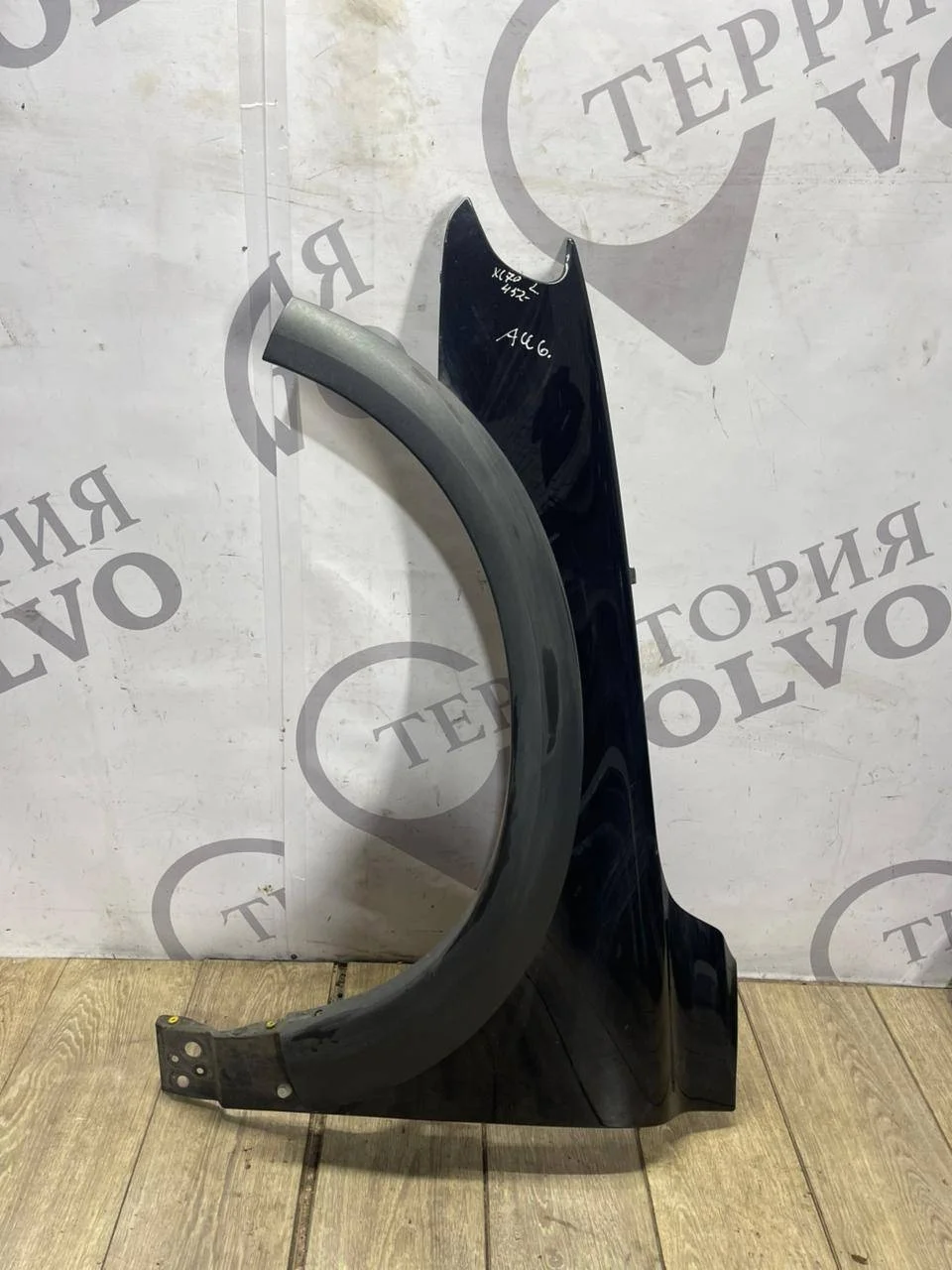 Крыло переднее левое VOLVO XC70 2008-2016