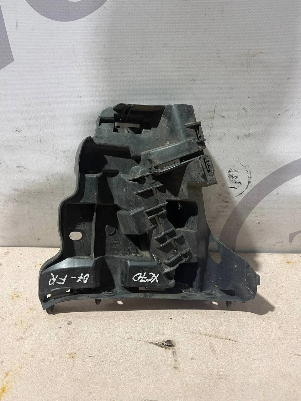 Кронштейн переднего бампера правый VOLVO XC70 2008-2016