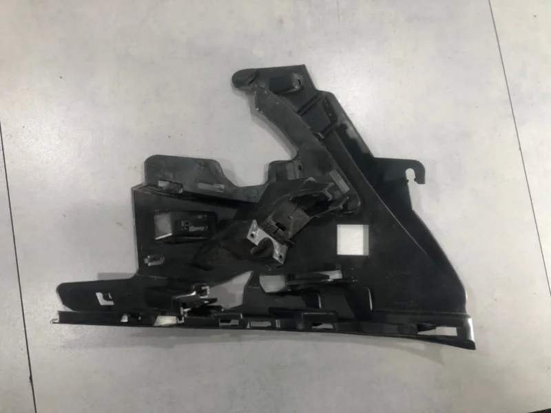 Кронштейн форсунки омывателя Volvo S60 2011 31323425, левый