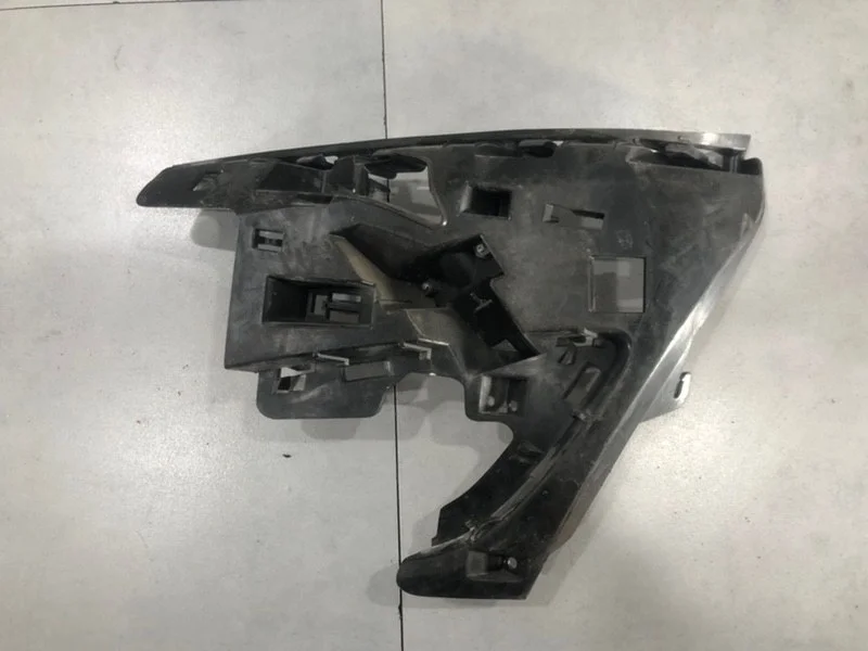 Кронштейн форсунки омывателя Volvo S60 2011 31323425, левый