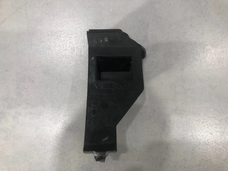 Кронштейн переднего бампера Volvo S40 2008 30678482, правый