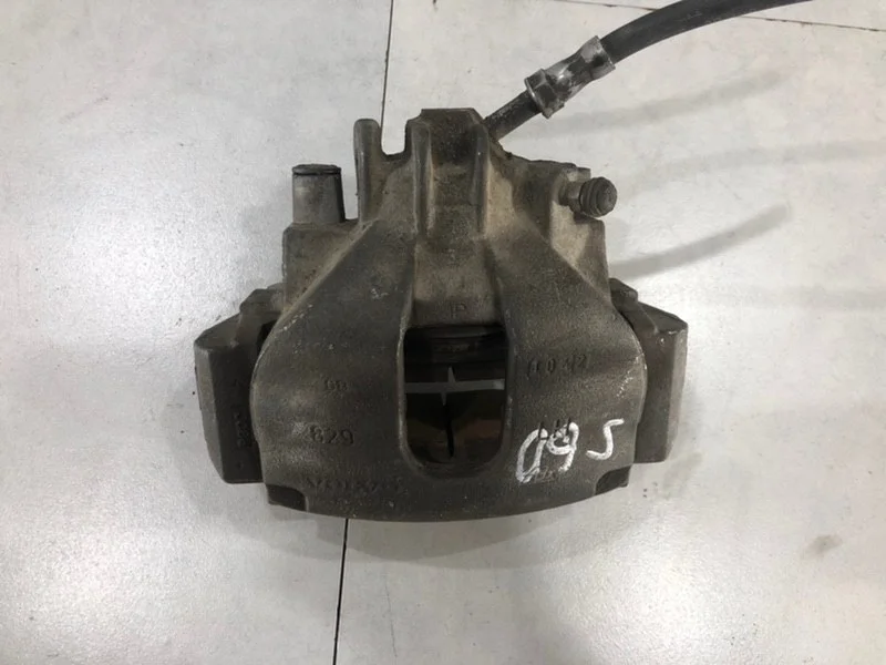 Суппорт тормозной Volvo S60 8251315, передний левый