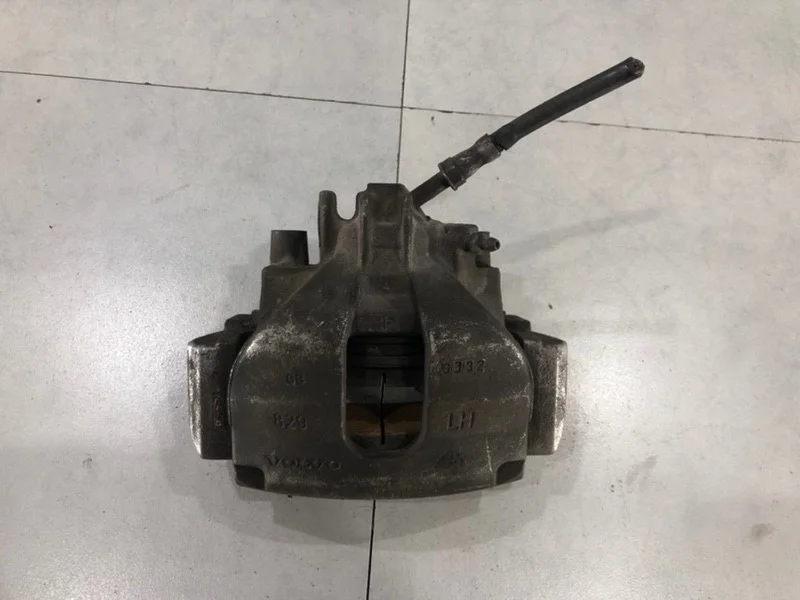 Суппорт тормозной Volvo S60 8251315, передний левый
