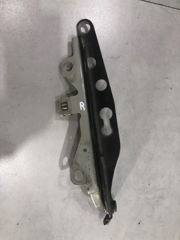 Петля капота Volvo S60 2007 30716745, правая