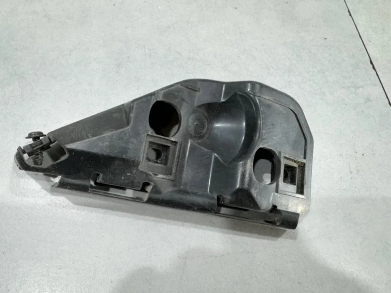 Кронштейн переднего бампера Volvo S40 2008 31265397, правый