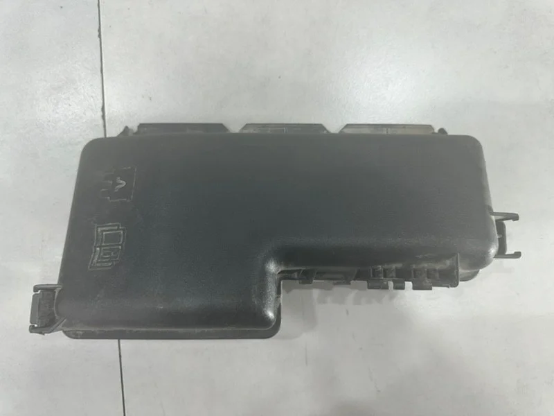 Крышка блока предохранителей Volvo XC90 2008 30728133 C B5254T2