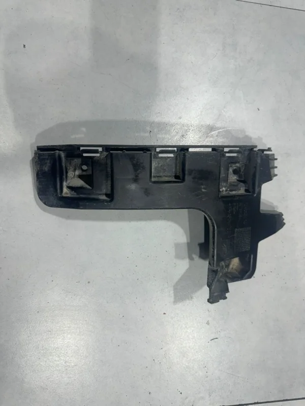 Направляющая (кронштейн) заднего бампера левая Volvo S60 30795054, левая