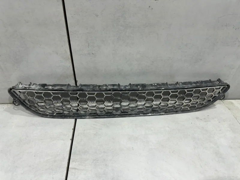 Решетка в бампер центральная Volvo S60 2011 30795021
