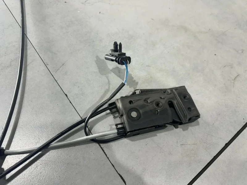 Замок капота Volvo XC90 2022 32318456 2, левый