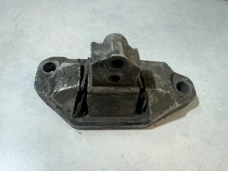 Подушка двигателя Volvo XC90 30723702 B8444S, правая