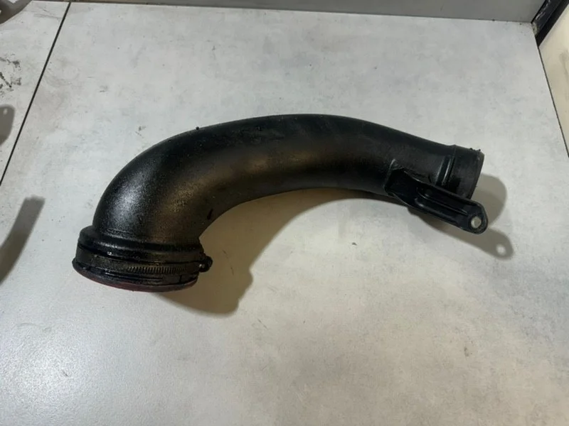 Патрубок интеркулера Volvo XC70 30774692 D5244T10