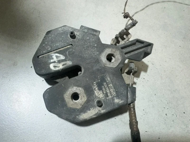 Замок капота Volvo XC90 31218474 B5254T2, левый