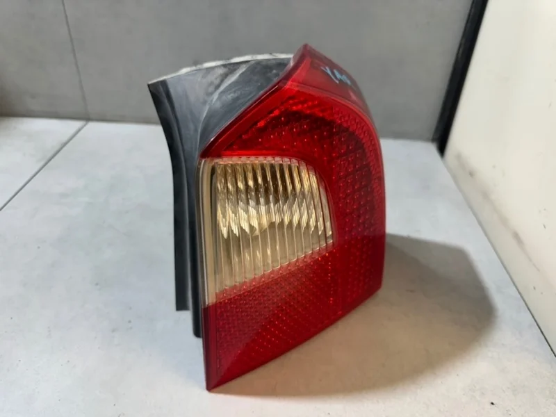 Фонарь задний правый Volvo XC70 30698984