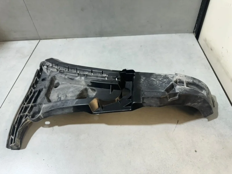 Кронштейн переднего бампера Volvo XC90 30698128, левый