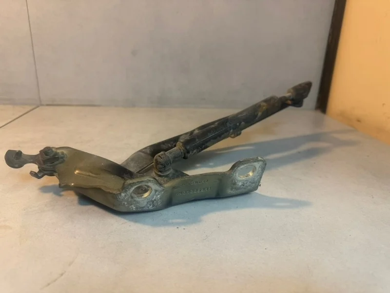 Петля капота Volvo S80 31385811, правая