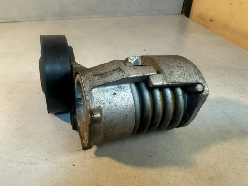 Натяжитель ремня Volvo S40 30650957 B5244S4