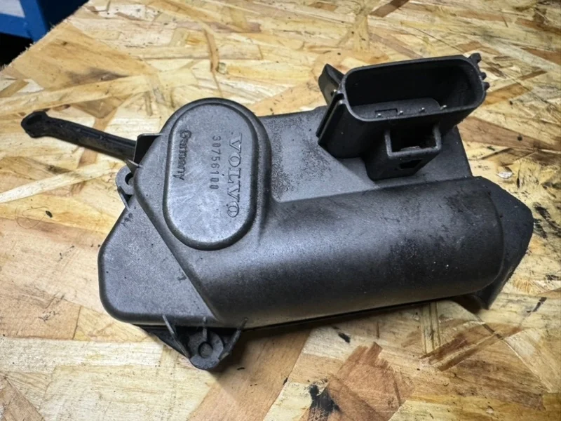 Механизм изменения геометрии впускного коллектора Volvo XC90 30756100 D5244T4