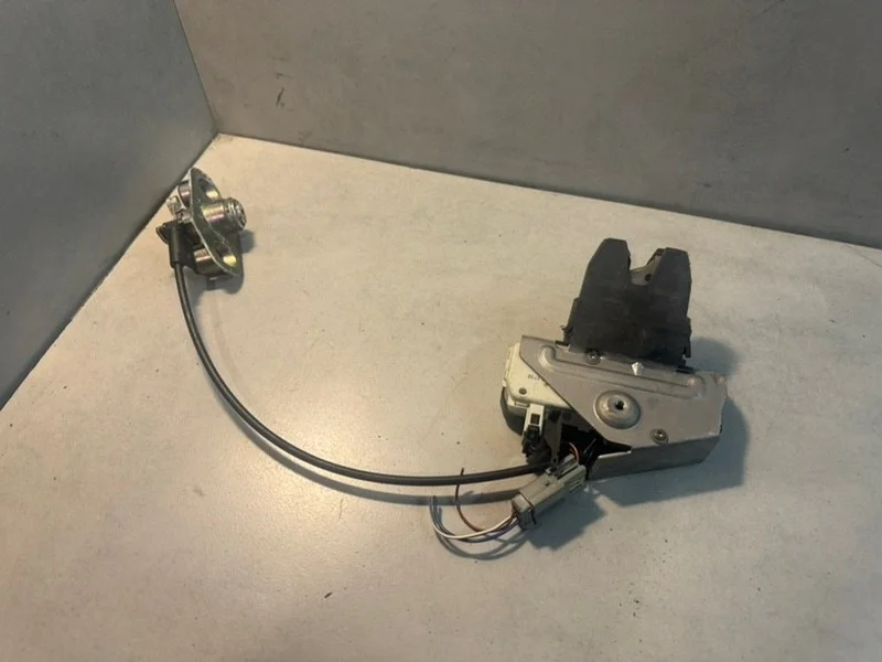 Замок багажника Volvo S60 31253048