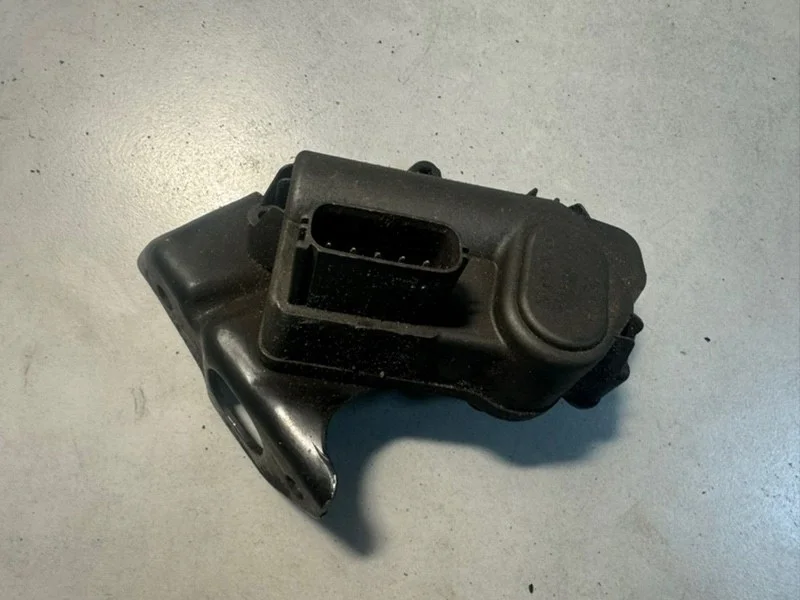 Механизм изменения геометрии впускного коллектора Volvo XC90 30756100 D5244T4