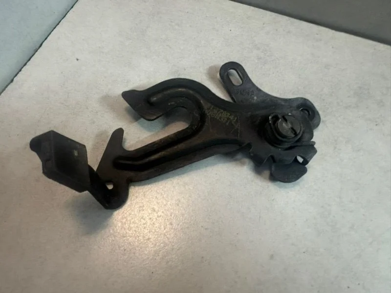 Крюк замка капота Volvo S80 31278341