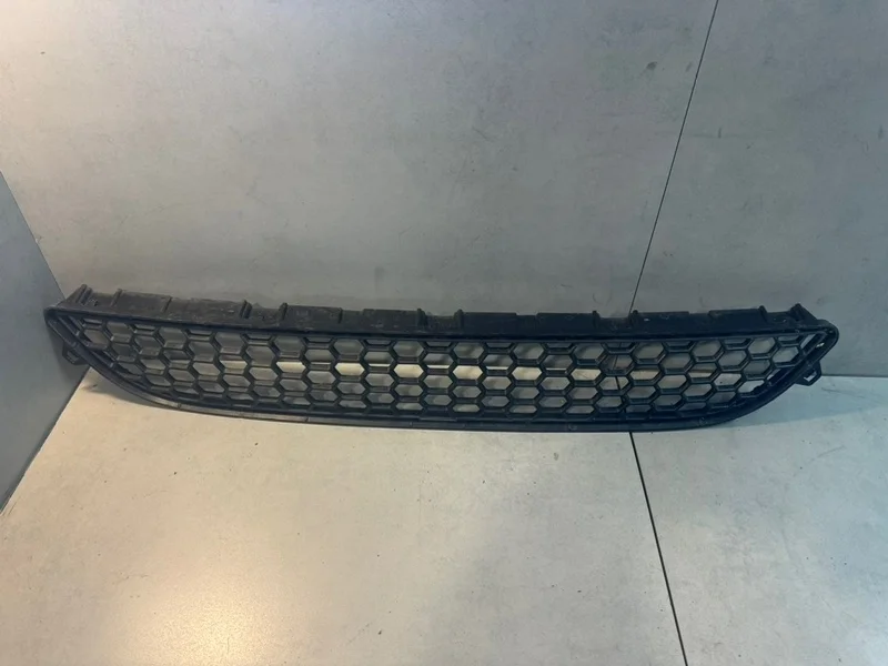Решетка в бампер Volvo S60 30795021