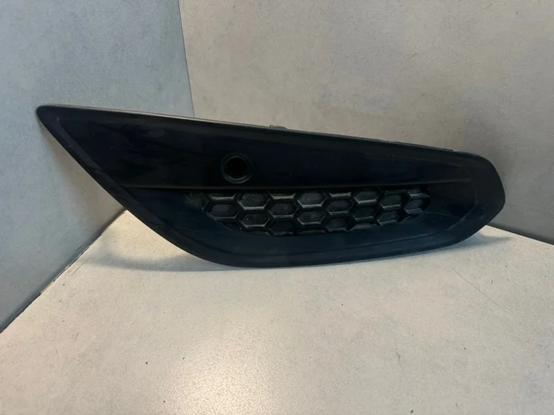 Решетка в бампер Volvo S60 31294132, правая