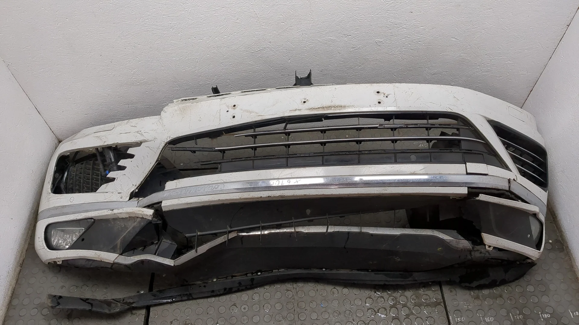 Бампер Volkswagen Touareg 2014-2018 Джип (5-дверный) КПП автомат 4х4 (АКПП) CVVA Дизель 3 л TDI