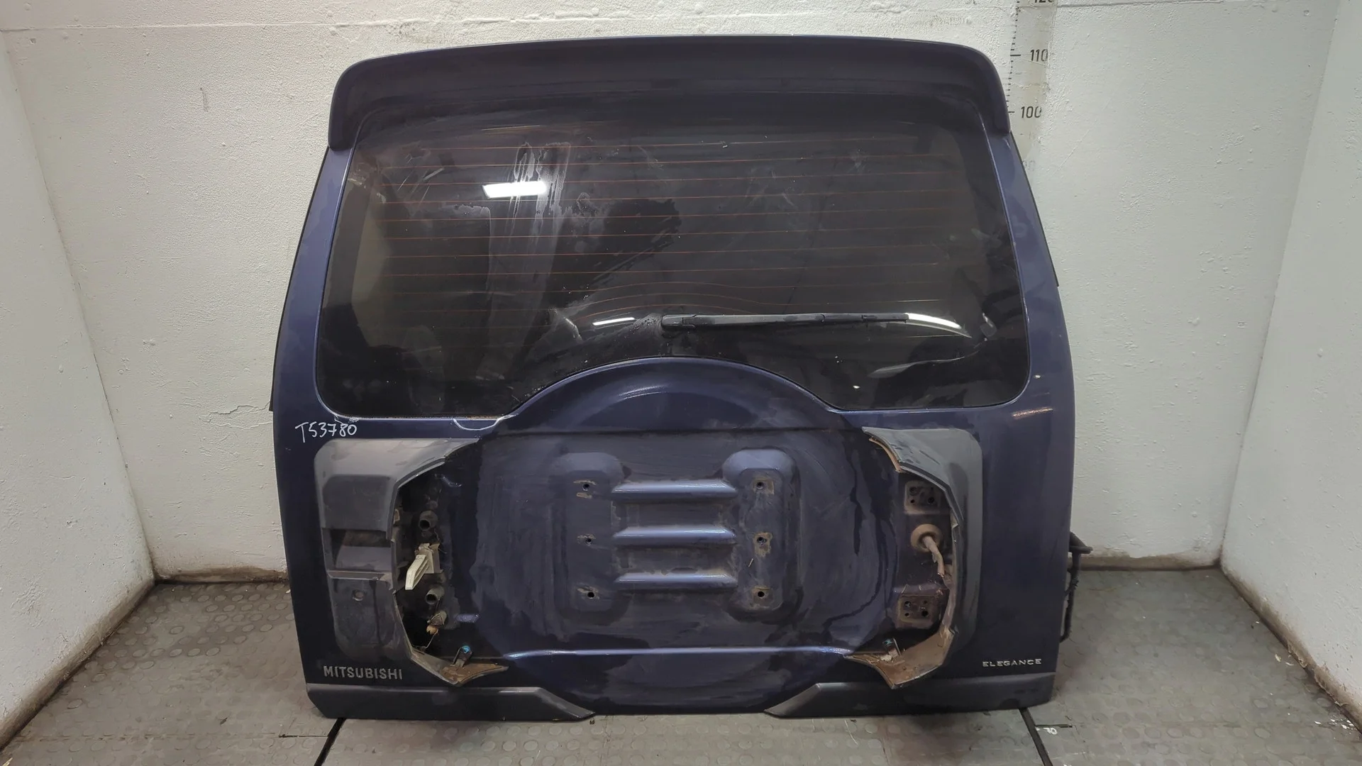 Крышка (дверь) багажника Mitsubishi Pajero 2006-2022 Джип (5-дверный) КПП 5-ст.мех 4х4 (МКПП) 4M41 Дизель 3.2 л Турбо