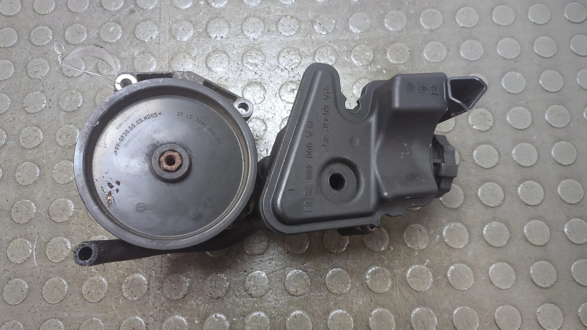 Насос гидроусилителя руля (ГУР) Mercedes-Benz GL-Class X164 2006-2012 Джип (5-дверный) КПП автомат 4х4 (АКПП) M273.923 Бензин 4.7 л Инжектор