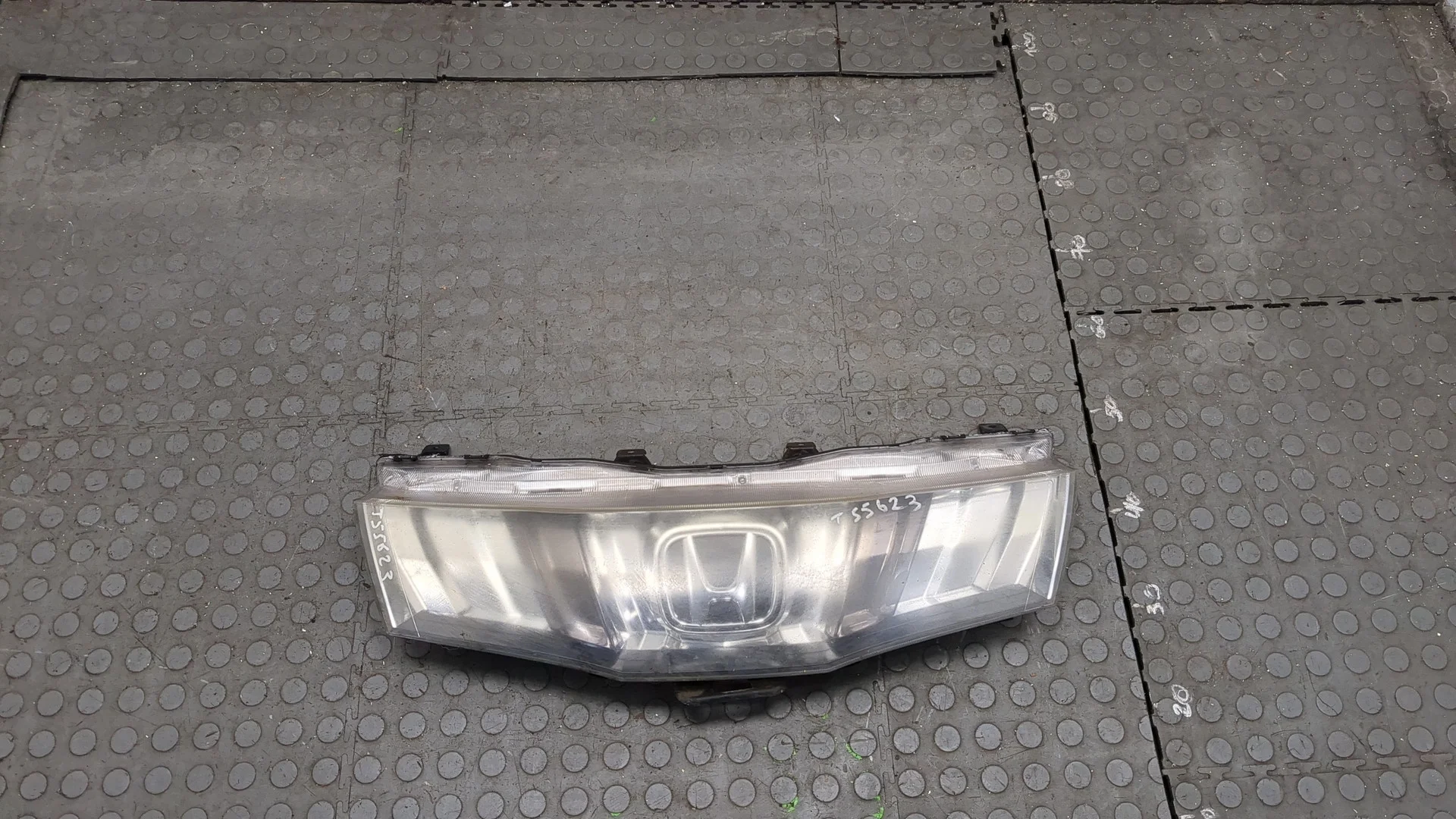 Решетка радиатора Honda Civic 2005-2012 Хэтчбэк 5 дв. КПП 6-ст.мех.(МКПП) R18A2 Бензин 1.8 л Инжектор