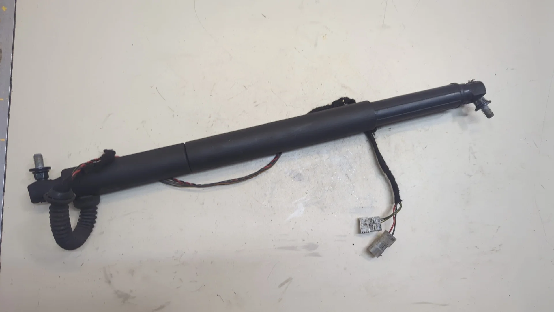 Амортизатор крышки багажника BMW X6 E71 2007-2014 Джип (5-дверный) КПП автомат 4х4 (АКПП) N57D30B Дизель 3 л Турбо