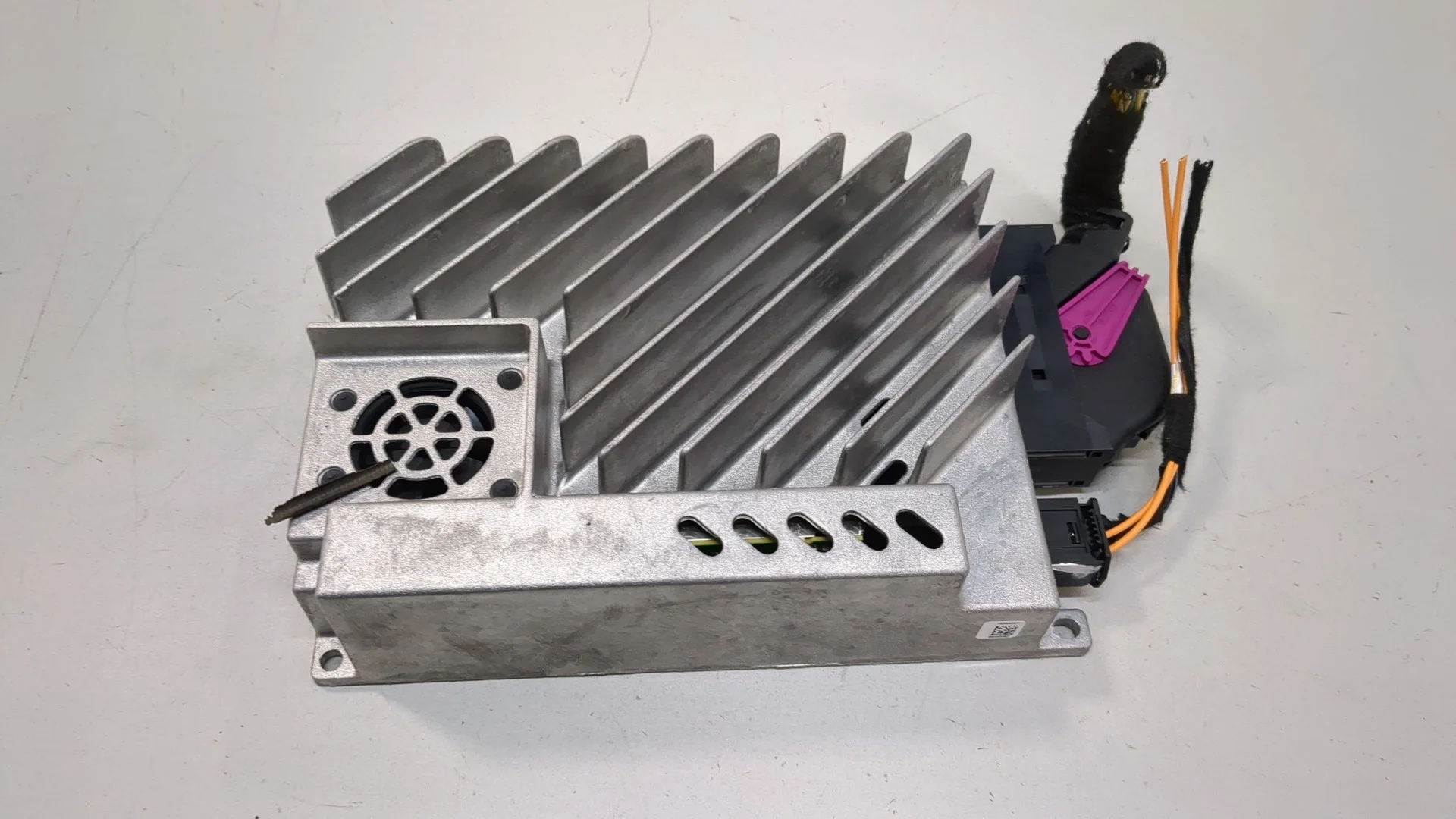 Усилитель магнитолы Mercedes-Benz GL X166 2012-2016 Джип (5-дверный) КПП автомат 4х4 (АКПП) 278.928 Бензин 4.7 л Турбо-инжектор