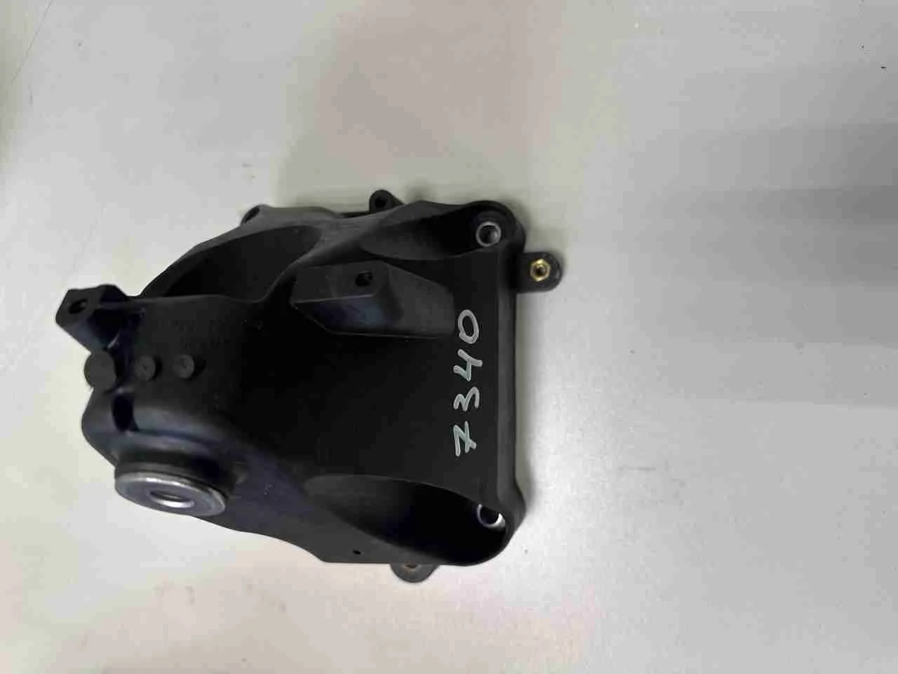 Кронштейн двигателя   A2762231904 276824