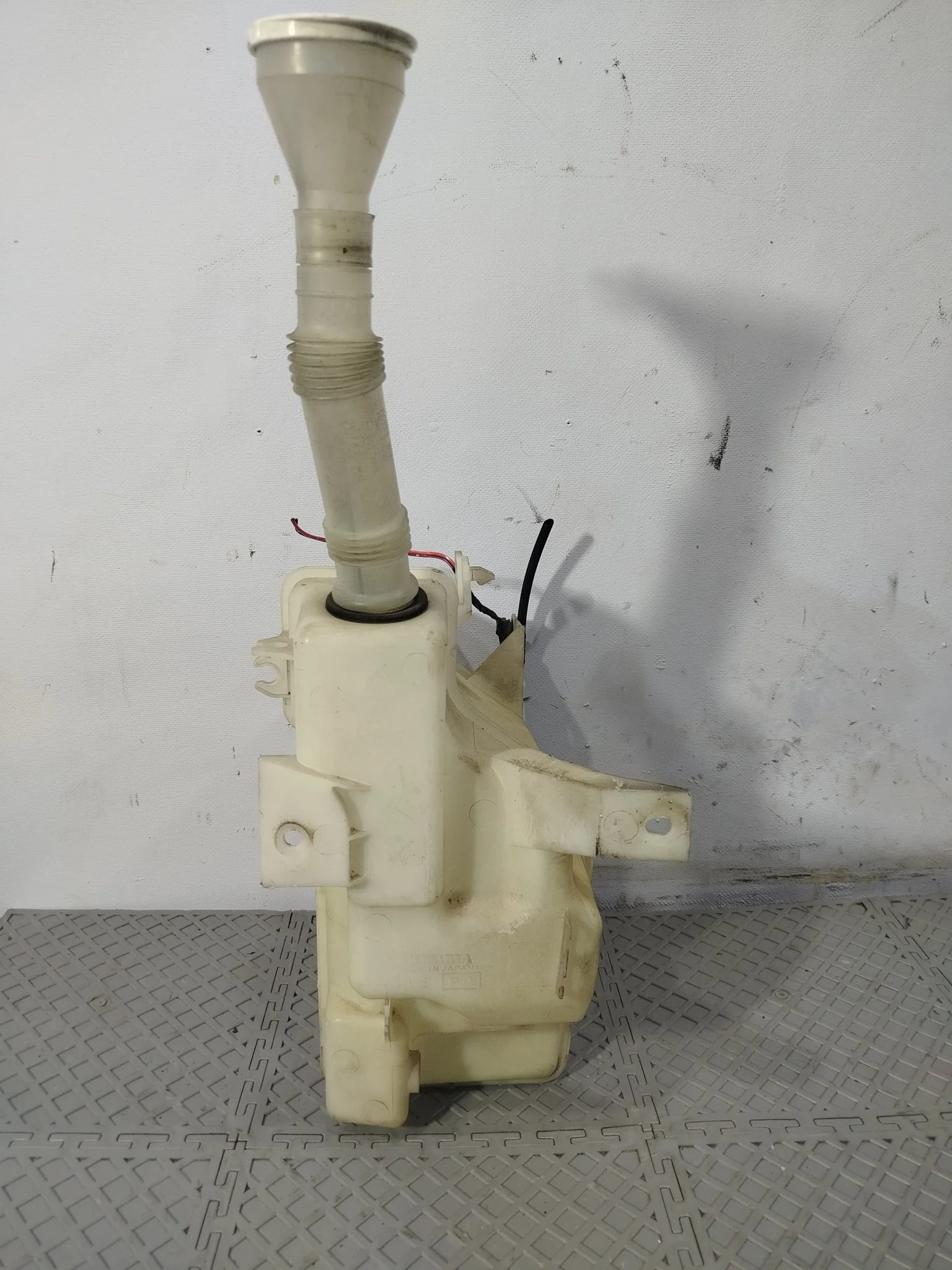 БАЧОК ОМЫВАТЕЛЯ MITSUBISHI 8260A117