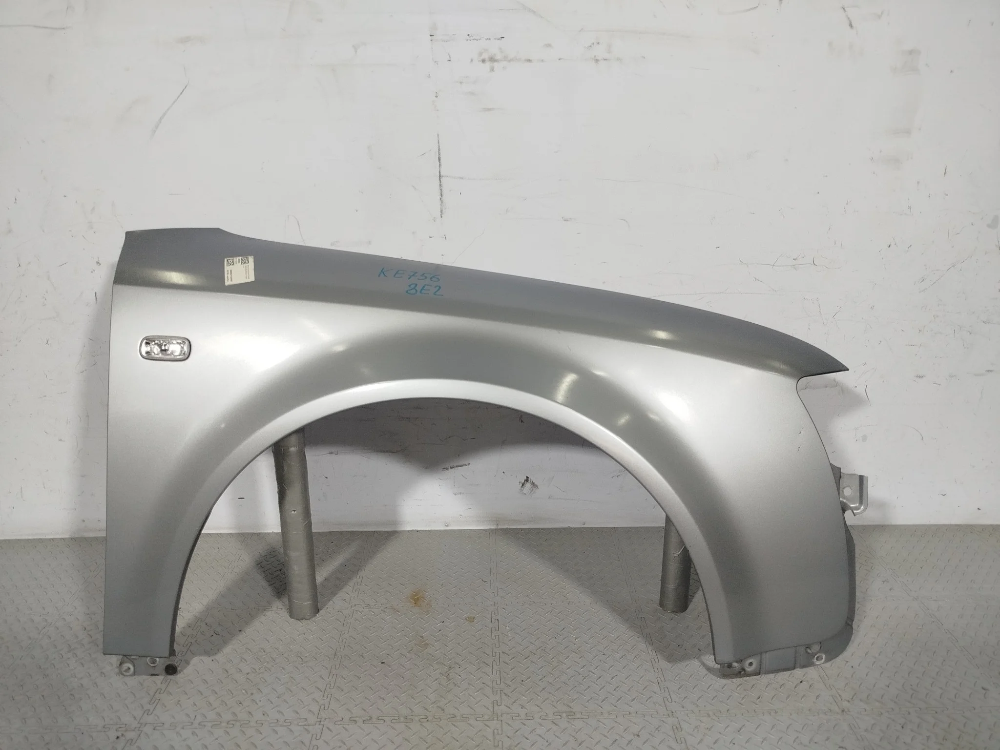 КРЫЛО AUDI A4 S4 8E0821106B ПЕРЕДНЕЕ ПРАВОЕ серебро, LY7J KE756