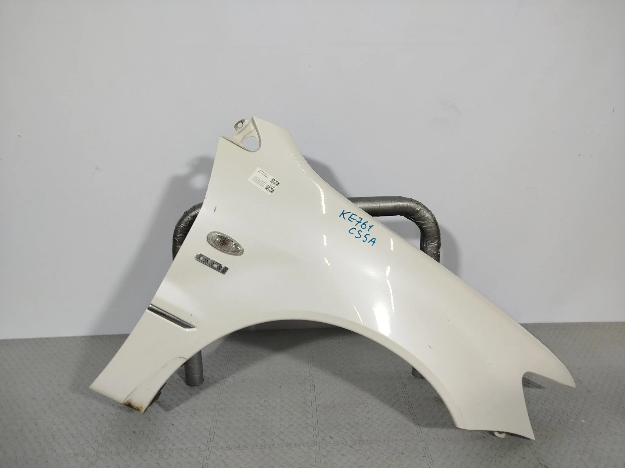 КРЫЛО MITSUBISHI LANCER CARGO LANCER CEDIA MR555070 ПЕРЕДНЕЕ ПРАВОЕ белый, W13 KE761