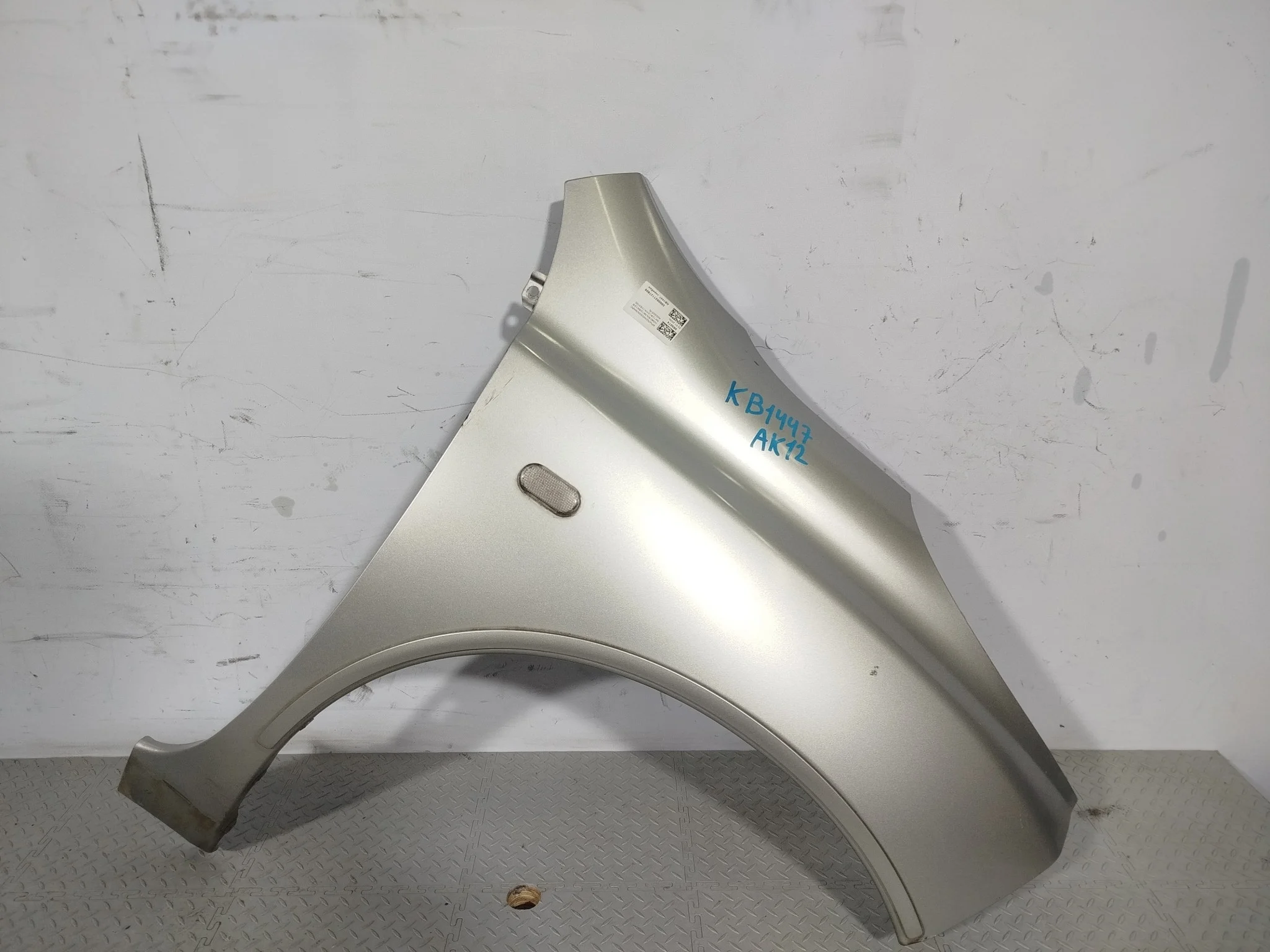 КРЫЛО NISSAN MARCH MICRA 63100AX030 серебро, KY0 KB1447