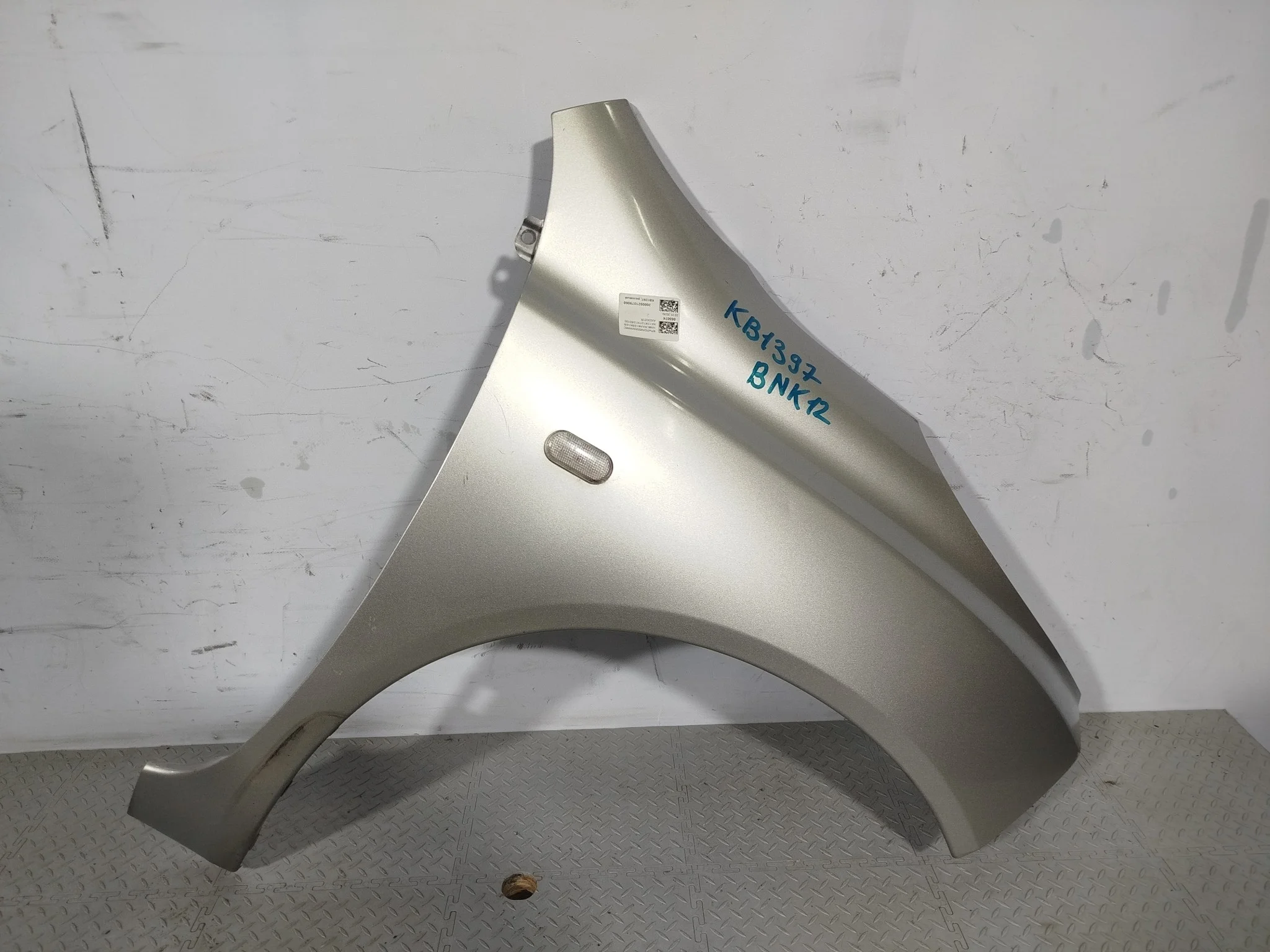 КРЫЛО NISSAN MARCH MICRA 63100AX030 серебро, KY0 KB1397