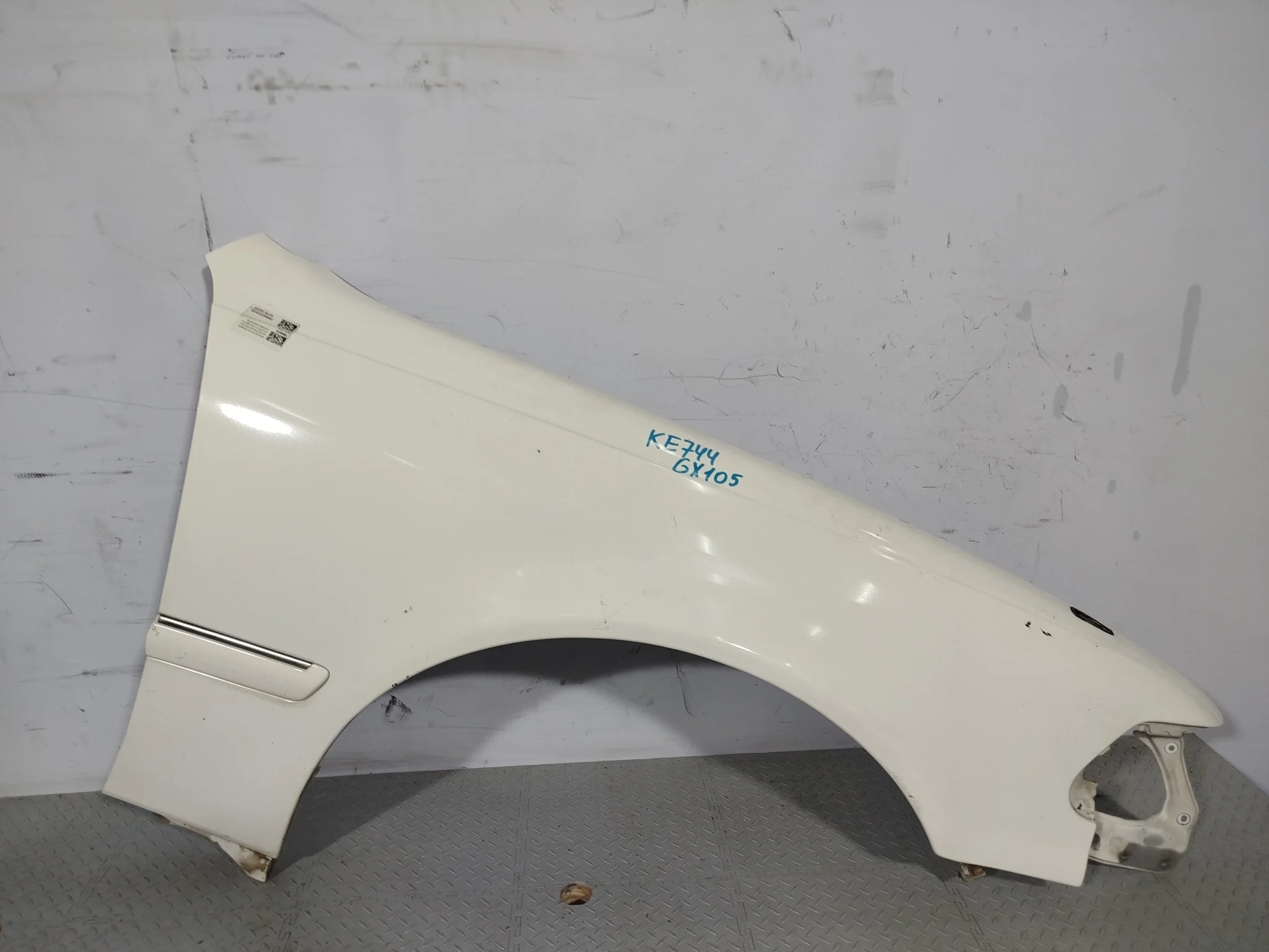 КРЫЛО TOYOTA MARK II 538012A450 белый, 040 KE744