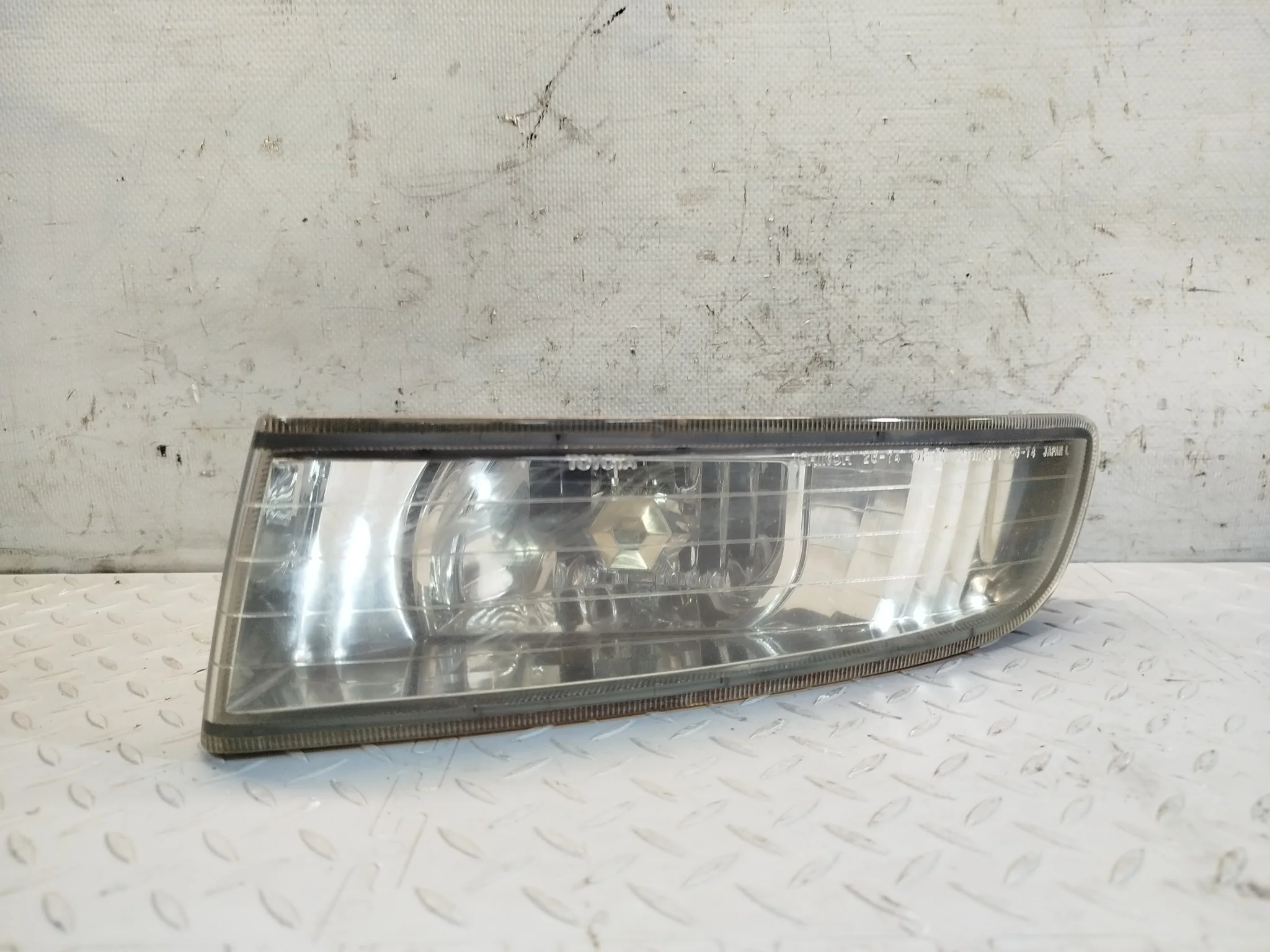 ТУМАНКА TOYOTA ЛЕВО 8122126060 KE752Z