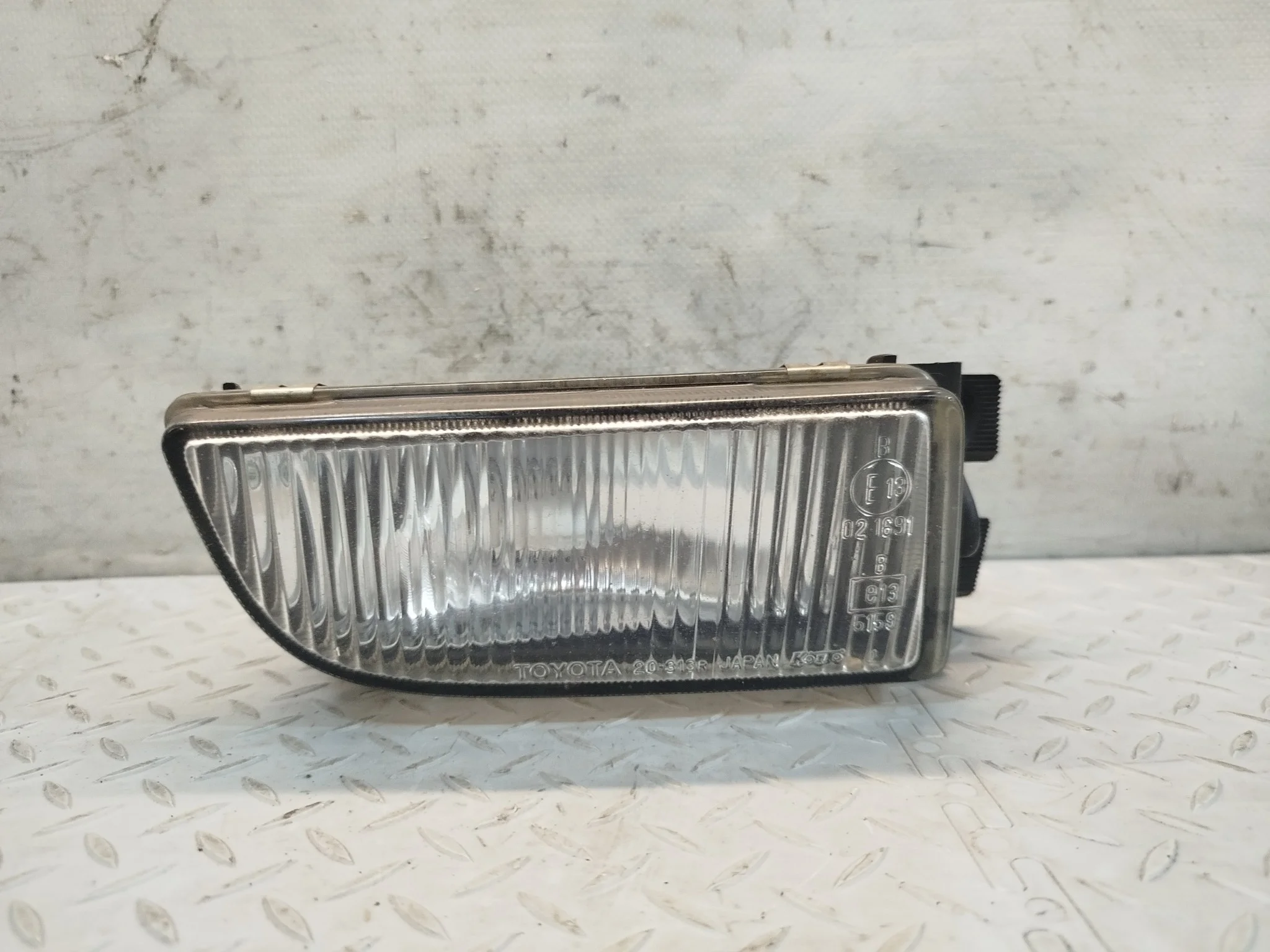 ТУМАНКА TOYOTA ПРАВО 8121021010 DY536Z